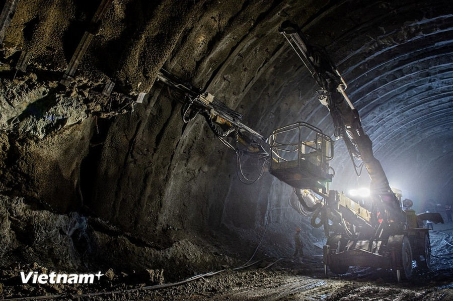 Hạng mục hầm, nhà thầu Tập đoàn Đèo Cả thi công liên tục 24/24 giờ; các kỹ sư, công nhân thay ca nhau làm việc trên công trường liên tục không ngừng nghỉ. (Ảnh: PV/Vietnam+)