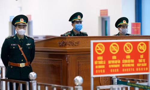 Lực lượng an ninh tại cửa khẩu Hữu Nghị đang chờ làm thủ tục xuất cảnh cho người dân, tháng 4-2020. Ảnh: Giang Huy/Nguồn vnexpress.net