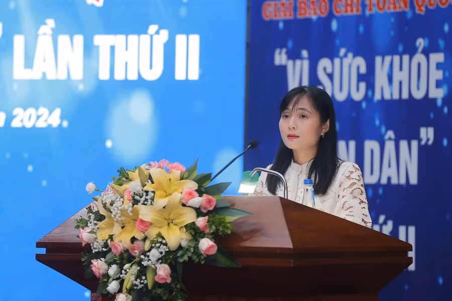 Nhà báo Cao Thị Thùy Giang - Báo Điện tử VietnamPlus (Thông tấn xã Việt Nam) - tác giả đoạt giải Nhất thể loại Báo Điện tử ở mùa giải lần thứ I - phát biểu hưởng ứng Giải báo chí toàn quốc “Vì sức khỏe nhân dân” lần thứ II. (Ảnh: Minh Quyết/Vietnam+)