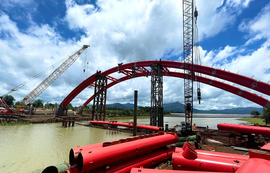 Thi công cầu Biển Hồ thuộc dự án đường hành lang kinh tế phía Đông (đường tránh quốc lộ 19) đoạn qua địa bàn TP. Pleiku. Ảnh: M.P