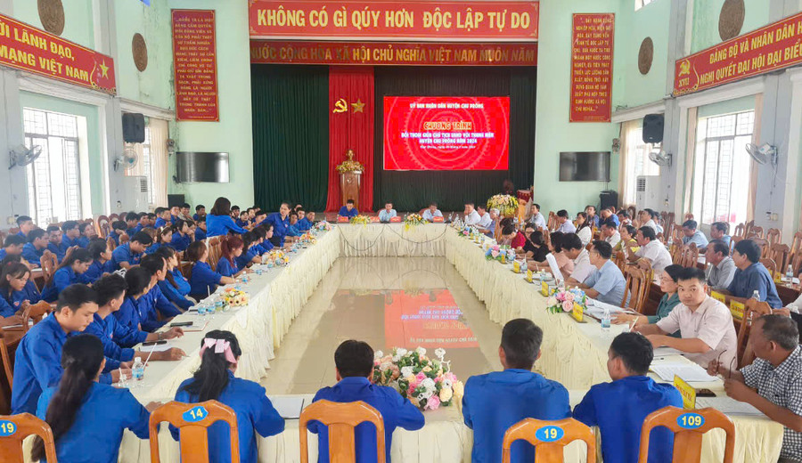 Quang cảnh buổi đối thoại. Ảnh: K.L Quang cảnh buổi đối thoại. Ảnh: K.L