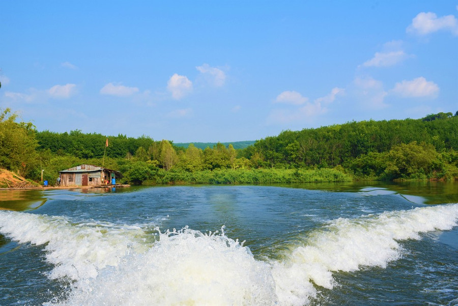 Chốt kiểm lâm bảo vệ rừng lưu vực lòng hồ Cần Đơn trên sông Đắk Huýt. Ảnh: HOÀNG BẮC