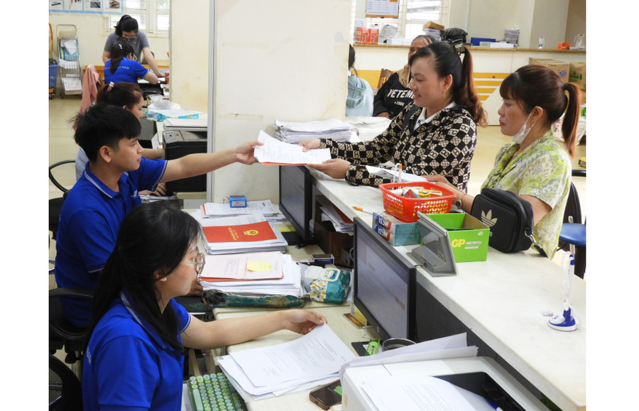 Người dân nộp hồ sơ giải quyết thủ tục hành chính tại Bộ phận tiếp nhận và trả kết quả của huyện Đức Cơ. Ảnh: T.N