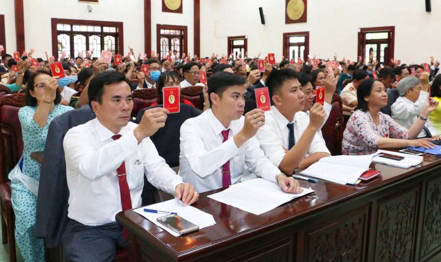 Các đại biểu biểu quyết thông qua các Nghị quyết của Đại hội đại biểu Đảng bộ thành phố Pleiku lần thứ XII. Ảnh: Q.T Các đại biểu biểu quyết thông qua các Nghị quyết của Đại hội đại biểu Đảng bộ thành phố Pleiku lần thứ XII. Ảnh: Q.T