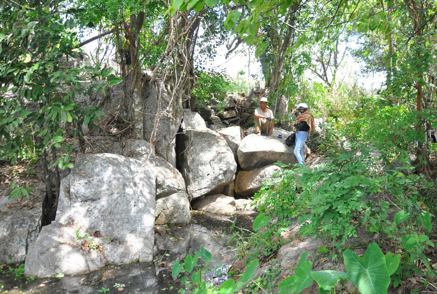 Di tích Kho tiền ông Nhạc (làng Hlang, xã Yang Nam, huyện Kông Chro). Ảnh: Anh Minh Di tích Kho tiền ông Nhạc (làng Hlang, xã Yang Nam, huyện Kông Chro). Ảnh: Anh Minh
