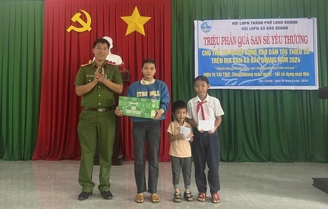 Thượng úy Phạm Văn Minh trao quà cho trẻ em có hoàn cảnh khó khăn Thượng úy Phạm Văn Minh trao quà cho trẻ em có hoàn cảnh khó khăn