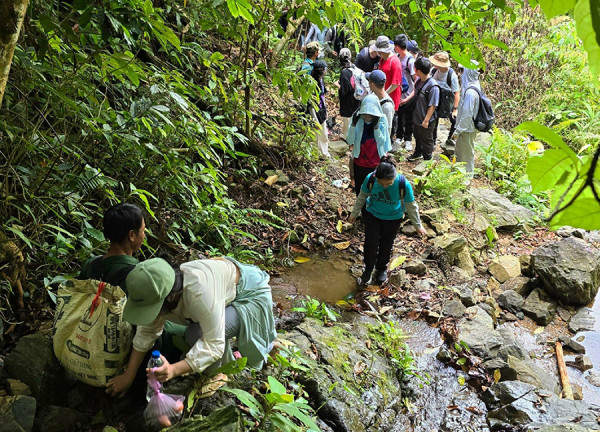Du khách thích thú khám phá rừng nguyên sinh A Roàng.
