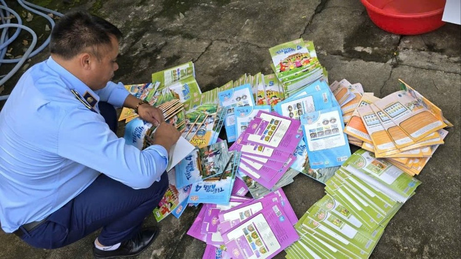 Hàng trăm quyển sách tiếng Anh không rõ nguồn gốc được phát hiện, tiêu hủy. Ảnh: T.H Hàng trăm quyển sách tiếng Anh không rõ nguồn gốc được phát hiện, tiêu hủy. Ảnh: T.H