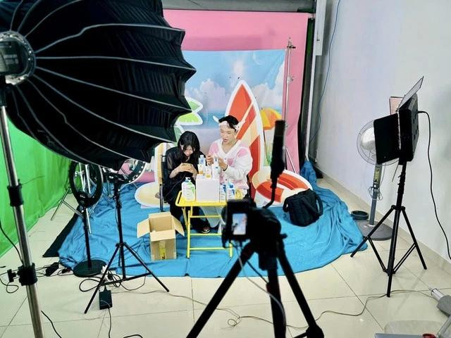 Một phiên livestream của TikToker Hoàng Nguyên Một phiên livestream của TikToker Hoàng Nguyên