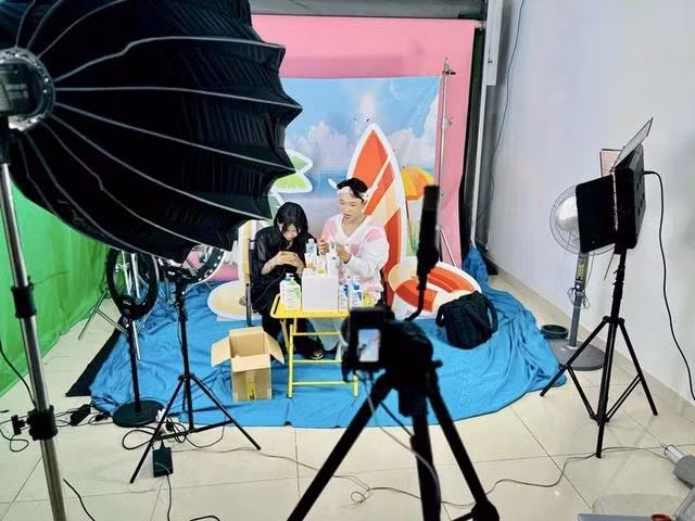 Một phiên livestream của TikToker Hoàng Nguyên