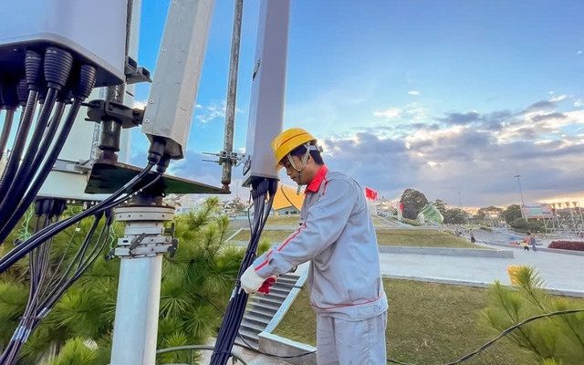 Công nghệ 5G SA – 5G độc lập sẽ thúc đẩy sự phát triển của hệ sinh thái 5G, tạo điều kiện chuyển dịch sang các công nghệ hiện đại, mở ra cơ hội cung cấp nhiều ứng dụng mới, giúp giải quyết các thách thức cho người dùng và doanh nghiệp. Công nghệ 5G SA – 5G độc lập sẽ thúc đẩy sự phát triển của hệ sinh thái 5G, tạo điều kiện chuyển dịch sang các công nghệ hiện đại, mở ra cơ hội cung cấp nhiều ứng dụng mới, giúp giải quyết các thách thức cho người dùng và doanh nghiệp.