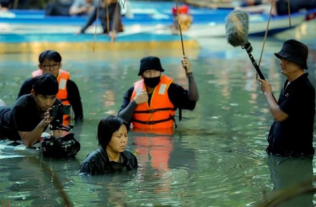 Việt Hương lăn xả với nghề, dầm mình dưới nước suốt nhiều tiếng trong ngày để quay phim tận miệt Cà Mau và Cần Giờ Việt Hương lăn xả với nghề, dầm mình dưới nước suốt nhiều tiếng trong ngày để quay phim tận miệt Cà Mau và Cần Giờ