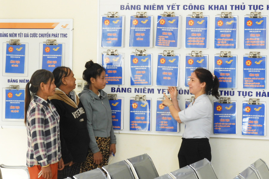 Các hộ dân tộc thiểu số ở huyện Đức Cơ được tư vấn các thủ tục hành chính trong lĩnh vực dân tộc tại Bộ phận Tiếp nhận và trả kết quả của huyện. Ảnh: Thanh Nhật