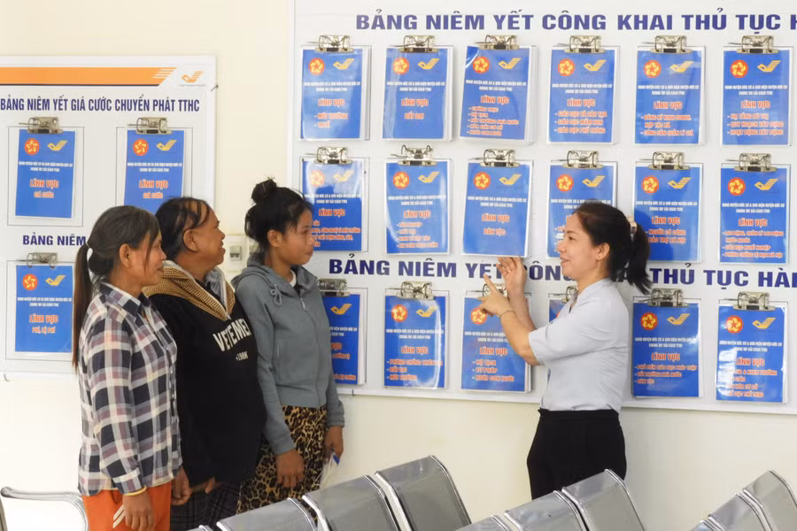 Các hộ dân tộc thiểu số ở huyện Đức Cơ được tư vấn các thủ tục hành chính trong lĩnh vực dân tộc tại Bộ phận Tiếp nhận và trả kết quả của huyện. Ảnh: Thanh Nhật