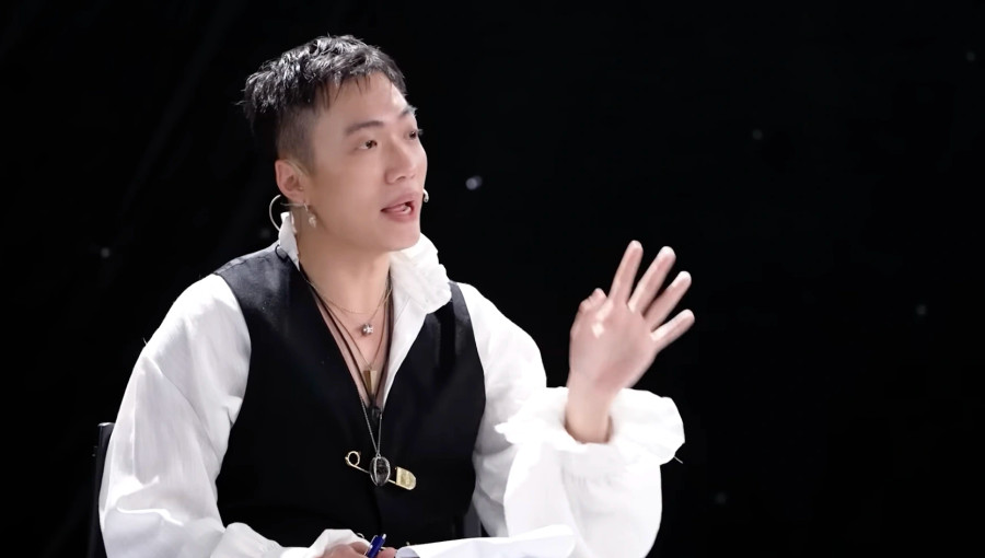 Giám khảo Alex Fox khẳng định không chèn ép hay gây khó dễ cho đội Hoàng Thùy Giám khảo Alex Fox khẳng định không chèn ép hay gây khó dễ cho đội Hoàng Thùy