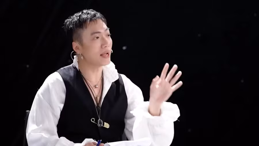 Giám khảo Alex Fox khẳng định không chèn ép hay gây khó dễ cho đội Hoàng Thùy Giám khảo Alex Fox khẳng định không chèn ép hay gây khó dễ cho đội Hoàng Thùy