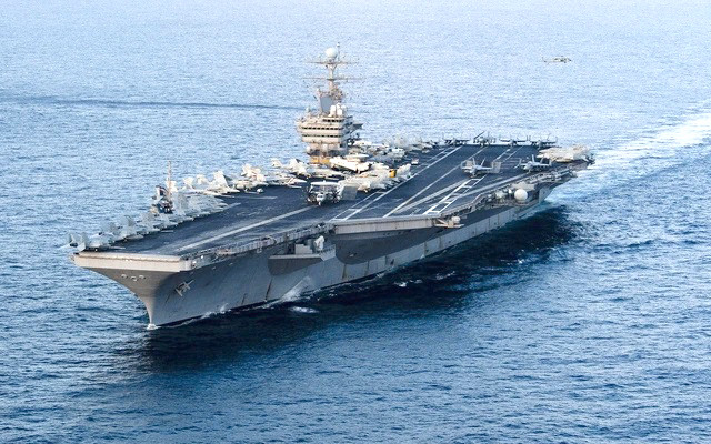 Tàu sân bay USS Abraham Lincoln đi qua biển Ả Rập năm 2012. Ảnh: AFP