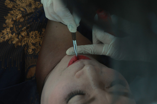 Người thợ tỉ mỉ trong các bước trang điểm.