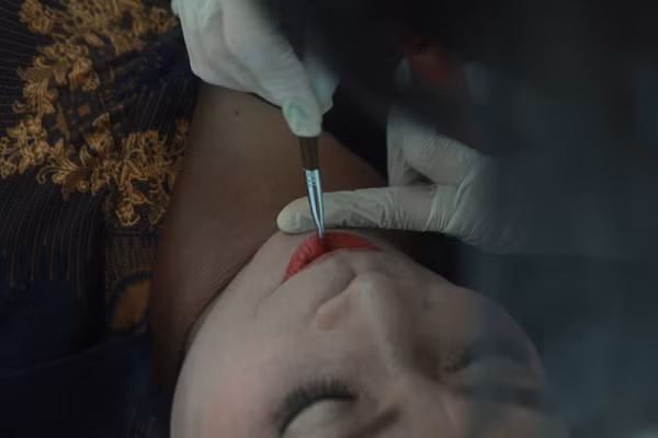 Người thợ tỉ mỉ trong các bước trang điểm.