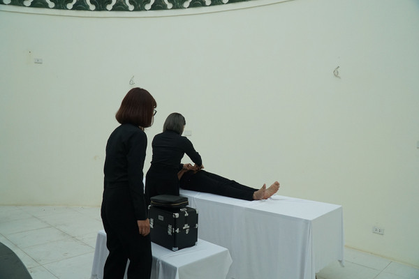 Cùng đồng nghiệp thực hiện một ca trang điểm cho người đã khuất.