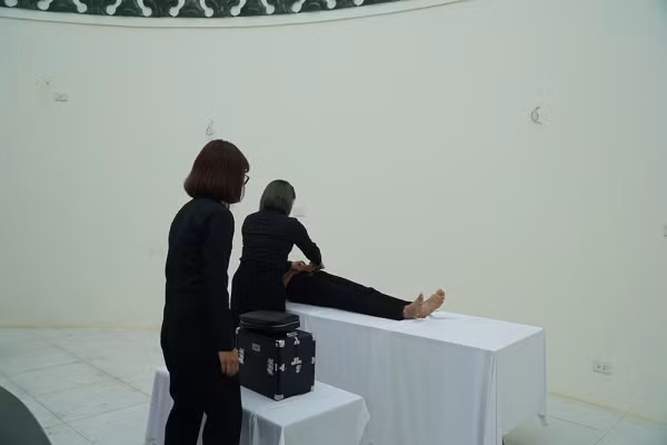 Cùng đồng nghiệp thực hiện một ca trang điểm cho người đã khuất.