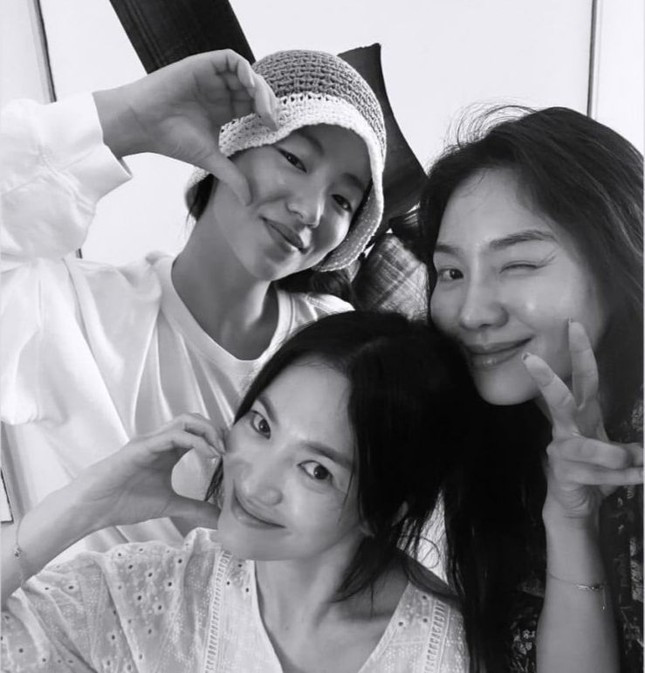 Ngày 25/8, Song Hye Kyo, Jeon Yeo Been và Choi Hee Seo chia sẻ hình ảnh về buổi hẹn hò 3 người lên mạng xã hội.