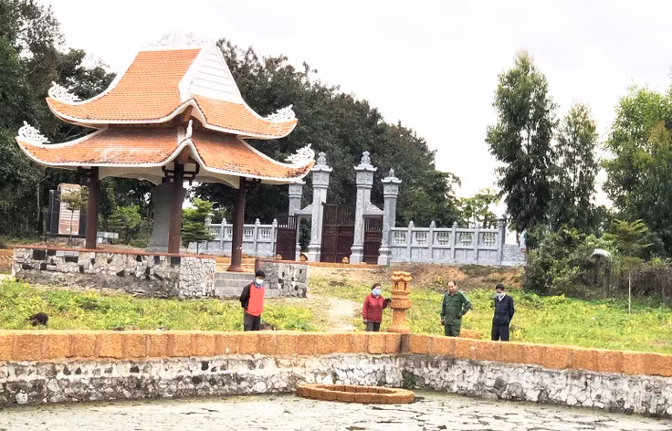 Khu di tích lịch sử Nền nhà-Hồ nước ông Nhạc được đầu tư xây dựng Nhà bia tưởng niệm, kè đá hồ nước và cổng khang trang, bề thế. Ảnh: Ngọc Minh