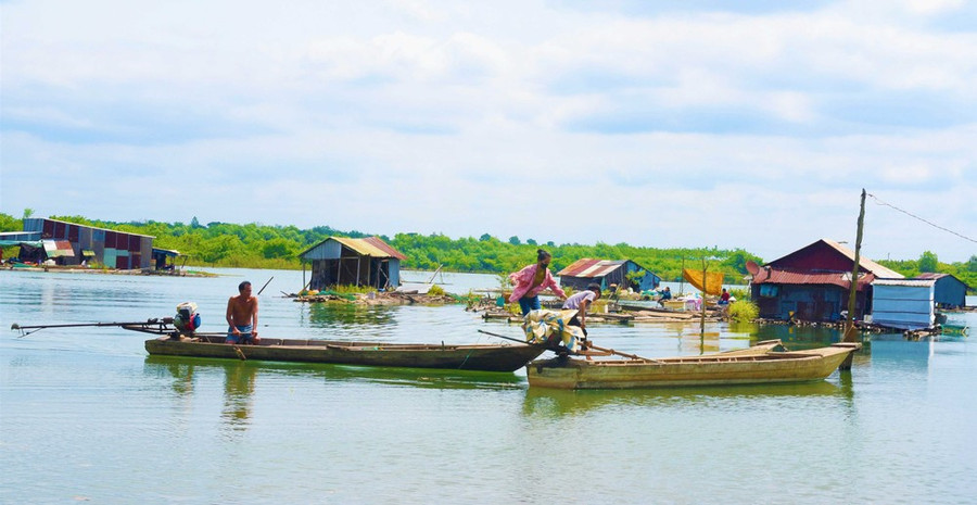 Bà con ngư dân mưu sinh bằng nghề nuôi trồng, đánh bắt thủy sản trên vùng lòng hồ Thủy điện Cần Đơn. Ảnh: HOÀNG BẮC