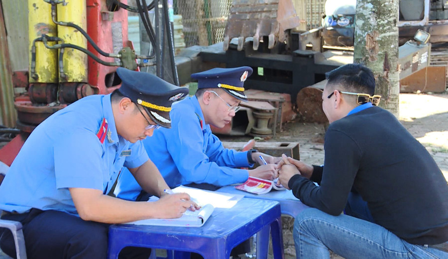 Thanh tra tỉnh Gia Lai lập biên bản xử phạt hành chính phương tiện vận tải khách vi phạm. Ảnh: T.D Thanh tra tỉnh Gia Lai lập biên bản xử phạt hành chính phương tiện vận tải khách vi phạm. Ảnh: T.D