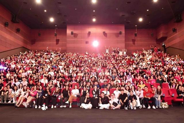 Khán giả khắp nơi đến với buổi xem chung đĩa Tri âm của Mỹ Tâm tại rạp Khán giả khắp nơi đến với buổi xem chung đĩa Tri âm của Mỹ Tâm tại rạp