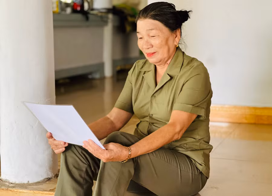 Bà Nguyễn Thị Vượng luôn nhắc nhớ về những năm tháng tham gia TNXP bằng niềm tự hào. Ảnh: P.L