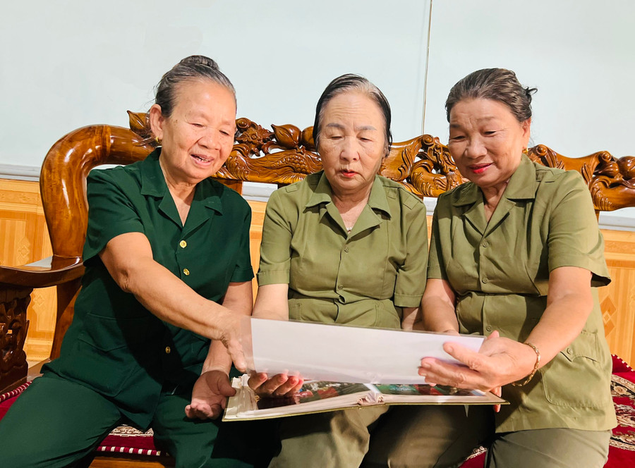 Các cựu thanh niên xung phong (từ phải sang): Nguyễn Thị Vượng, Nguyễn Thị Tiến, Đinh Thị Dởn chia sẻ kỷ niệm khi xem những hình ảnh trong hành trình thăm lại chiến trường xưa. Ảnh: P.L