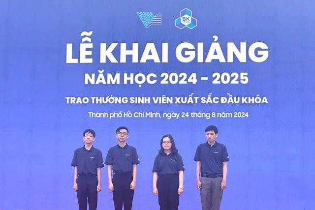 Chân dung các thủ khoa đầu vào Trường ĐH Bách khoa (từ trái qua) gồm: Đinh Quốc Thịnh, Phạm Minh Tiến, Phạm Như Hà Linh và Nguyễn Hạo Thiên Chân dung các thủ khoa đầu vào Trường ĐH Bách khoa (từ trái qua) gồm: Đinh Quốc Thịnh, Phạm Minh Tiến, Phạm Như Hà Linh và Nguyễn Hạo Thiên
