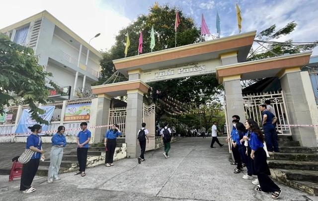 Sở GD-ĐT TP.Đà Nẵng kết luận việc nhà trường cho học sinh ký nhận tiền thưởng nhưng phát vở là không đúng, yêu cầu hiệu trưởng khắc phục