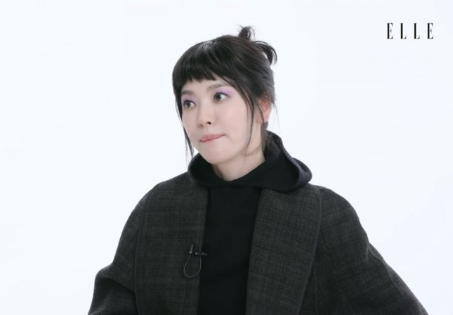 Song Hye Kyo trẻ trung, dễ thương với kiểu tóc mái ngố. Ảnh: Elle.