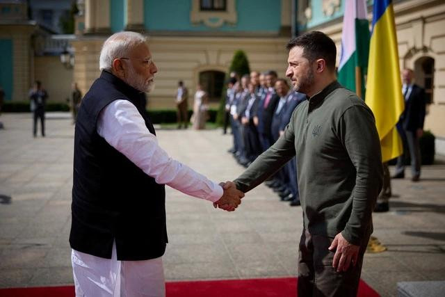 Tổng thống Ukraine Volodymyr Zelensky (phải) tiếp Thủ tướng Ấn Độ Narendra Modi tại Kyiv hôm 23.8 Tổng thống Ukraine Volodymyr Zelensky (phải) tiếp Thủ tướng Ấn Độ Narendra Modi tại Kyiv hôm 23.8