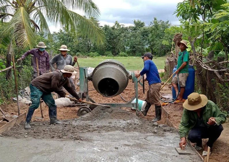 Các đảng viên Chi bộ thôn Biah B (xã Ia Tul) tự nguyện đóng góp kinh phí bê tông hóa đoạn đường ở cuối thôn. Ảnh: V.C