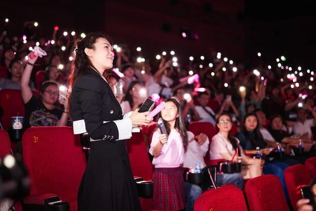 Mỹ Tâm và fan tái hiện không khí cuồng nhiệt tại buổi xem chung đĩa live show Tri âm Mỹ Tâm và fan tái hiện không khí cuồng nhiệt tại buổi xem chung đĩa live show Tri âm