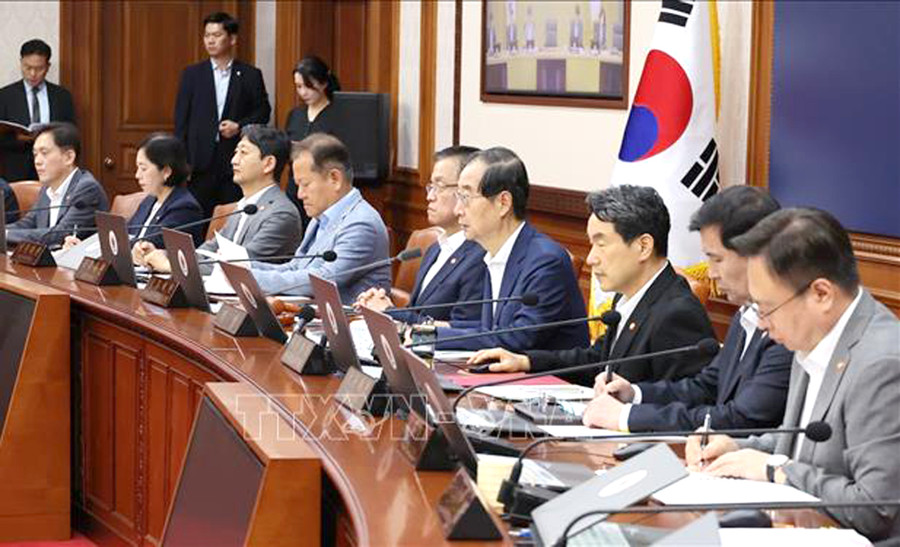 Thủ tướng Hàn Quốc Han Duck-soo (thứ 4 từ phải sang) phát biểu tại cuộc họp của Chính phủ. Ảnh: Yonhap/TTXVN