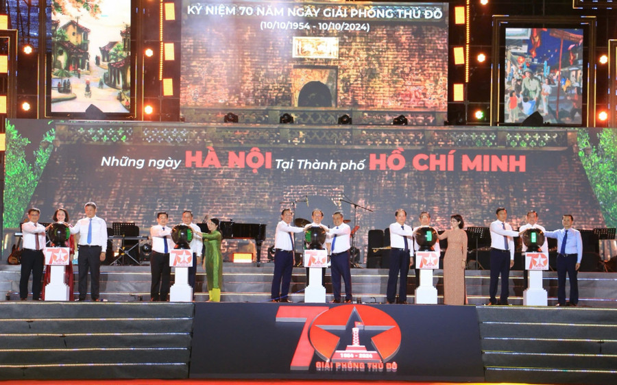 Các đại biểu thực hiện nghi thức khai mạc &quot;Những ngày Hà Nội tại thành phố Hồ Chí Minh&quot;.