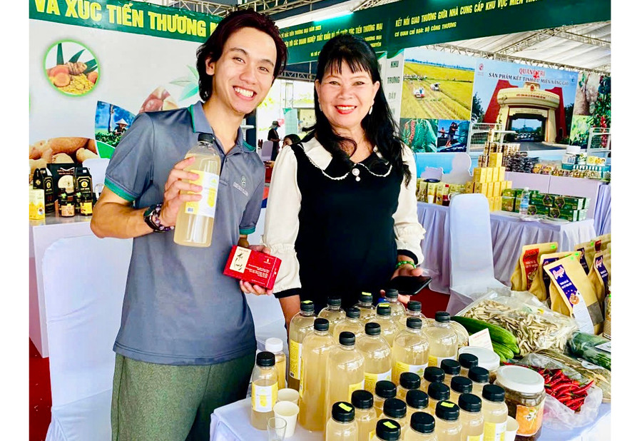 Sản phẩm nước trái cây lên men từ chuối, chanh, đường phèn của HTX Nông nghiệp và dịch vụ An Nhiên tham gia trưng bày, quảng bá tại hội chợ do tỉnh tổ chức (ảnh đơn vị cung cấp).