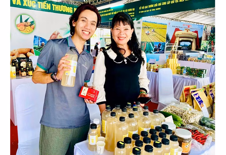 Sản phẩm nước trái cây lên men từ chuối, chanh, đường phèn của HTX Nông nghiệp và dịch vụ An Nhiên tham gia trưng bày, quảng bá tại hội chợ do tỉnh tổ chức (ảnh đơn vị cung cấp).