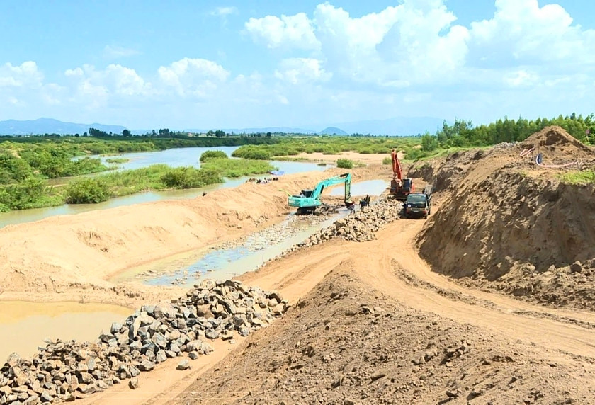 Công trình kè chống sạt lở bờ sông, suối khu vực trạm bơm điện Chư Răng 2 (huyện Ia Pa) đang được đẩy nhanh tiến độ thi công. Ảnh: Minh Phương
