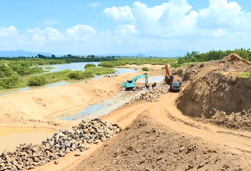 Công trình kè chống sạt lở bờ sông, suối khu vực trạm bơm điện Chư Răng 2 (huyện Ia Pa) đang được đẩy nhanh tiến độ thi công. Ảnh: Minh Phương