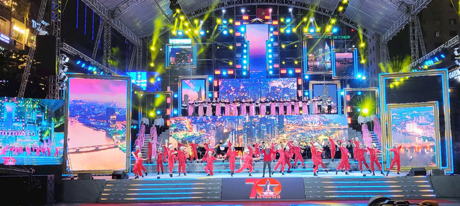 Đêm khai mạc diễn ra sôi động với nhiều tiết mục hấp dẫn. Ảnh: TL.