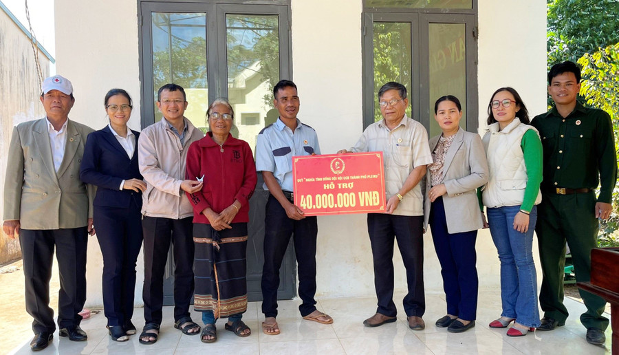 Đại diện Hội Cựu chiến binh TP. Pleiku hỗ trợ xây dựng nhà cho hội viên khó khăn. Ảnh: P.D Đại diện Hội Cựu chiến binh TP. Pleiku hỗ trợ xây dựng nhà cho hội viên khó khăn. Ảnh: P.D