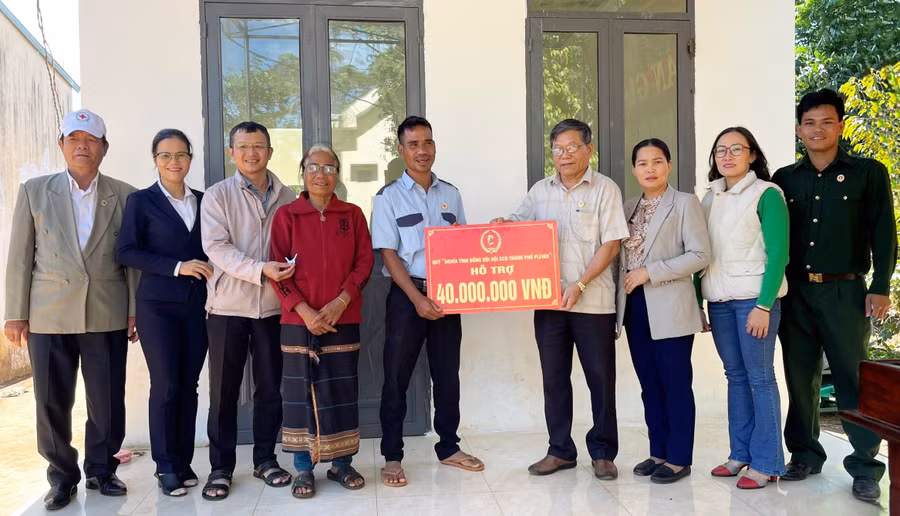 Đại diện Hội Cựu chiến binh TP. Pleiku hỗ trợ xây dựng nhà cho hội viên khó khăn. Ảnh: P.D Đại diện Hội Cựu chiến binh TP. Pleiku hỗ trợ xây dựng nhà cho hội viên khó khăn. Ảnh: P.D