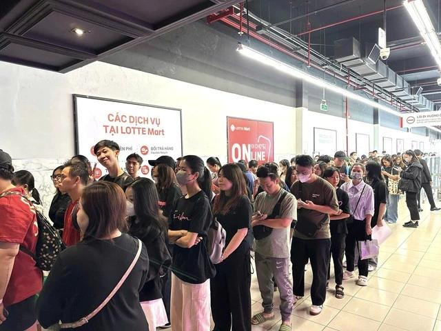 Khán giả xếp hàng từ sớm để giao lưu với Mỹ Tâm Khán giả xếp hàng từ sớm để giao lưu với Mỹ Tâm