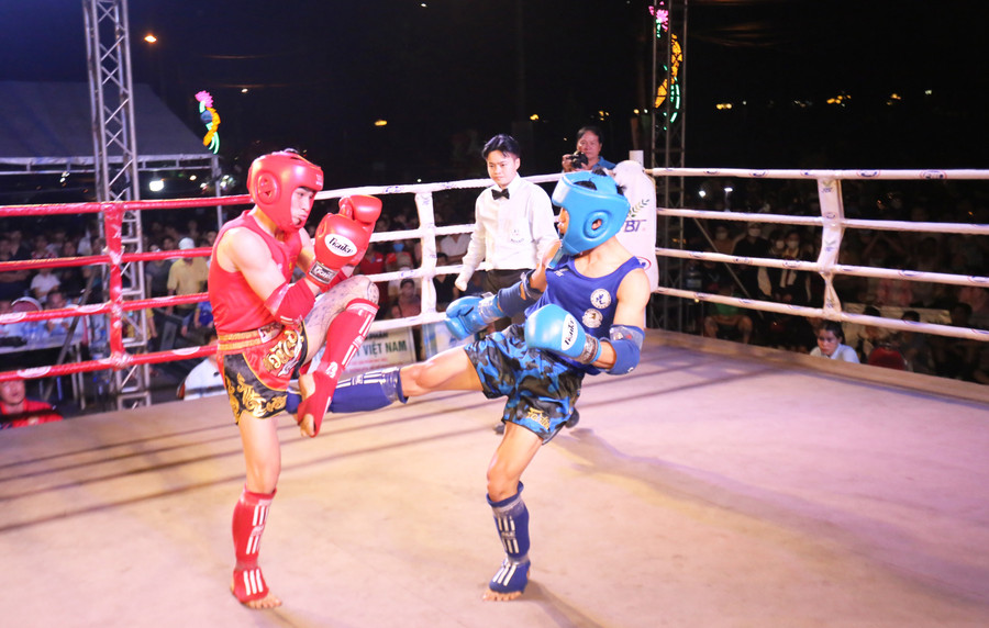 Các võ sĩ đã có màn đối đầu nãy lửa. Ảnh: Lê Văn Ngọc Các võ sĩ đã có màn đối đầu nãy lửa. Ảnh: Lê Văn Ngọc