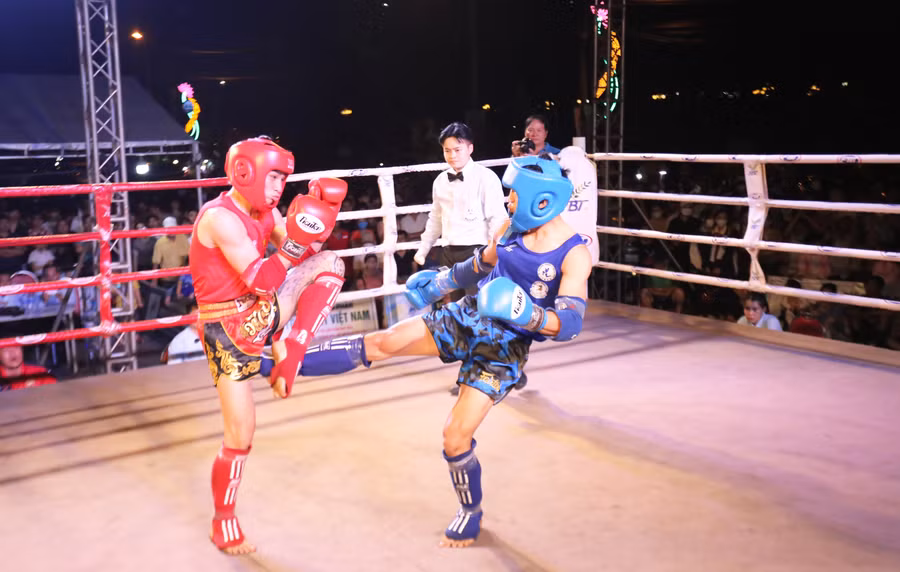 Các võ sĩ đã có màn đối đầu nãy lửa. Ảnh: Lê Văn Ngọc